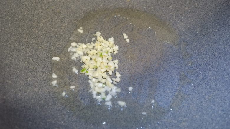 腊肠芦笋丁,热锅冷油,爆香蒜末。
