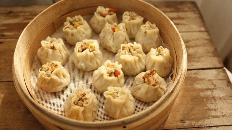 烧卖
,锅内烧开水,坐蒸笼大火蒸5分,关火再焖5分钟。