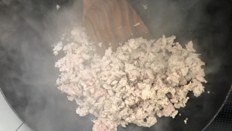 烧卖
,热锅炒熟肉末,铲至一边。
