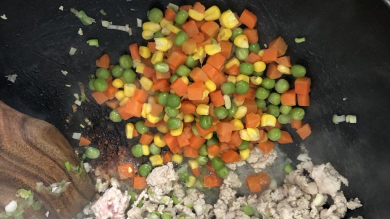 烧卖
,同样炒熟胡萝卜玉米豌豆粒,多炒一会,胡萝卜豌豆不容易熟。