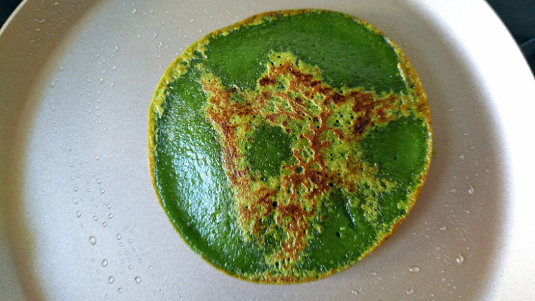 菠菜蜂蜜小薄饼,翻面,再煎十秒左右即可