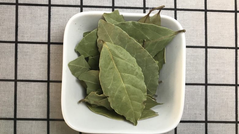 香料图解大公开,香叶,亦名月桂叶,为樟科植物月桂的干燥茎叶,是一种调味料,叶互生,宽心形或近圆形,近掌状5~7深裂,裂片再分裂为狭裂片,边缘被细毛,有不相等的缺刻,两面密被毛;叶柄长4~6厘米;托叶扁阔,常脱落。
中文学名
月桂叶
别称
香叶 香桂叶
界
植物界
门
被子植物门
目
樟目
科
樟科
属
月桂属
分布区域
原产于地中海一带