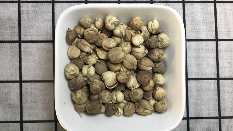 香料图解大公开,白豆蔻为姜科植物。主产于越南、泰国等地,广东、广西、云南等地亦有栽培。原植物生于气候温暖潮湿,富含腐殖质的林下,味辛、性温,归肺、脾、胃经,功效化湿,行气,温中,止呕,临床用名白豆蔻
别称:
多骨,壳蔻,白蔻,百叩,叩仁
所属:
被子植物门单子叶植物纲芭蕉群姜科豆蔻属
国内分布:
云南,海南
国外分布:
泰国,柬埔寨
拉丁学名:
AmomumkravanhPierre ex Gagnep.