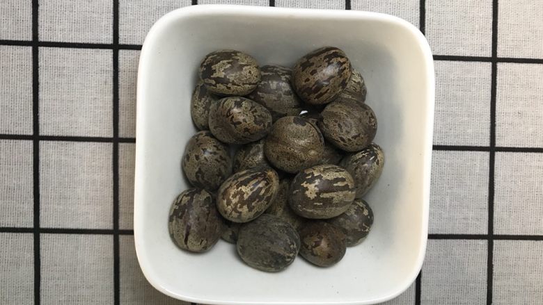 香料图解大公开,香果,又名:川芎、芎藭、胡藭、马衔、芎藭,拉丁文名:Ligusticum chuanxiong Hort. 伞形科、藁本属多年生草本,高40-60厘米。根茎发达,形成不规则的结节状拳形团块,一种中药植物,常用于根茎供药用,功能行气开郁,祛风燥湿,活血止痛,治头痛旋晕、肋痛腹疼、经闭、难产、痈疽疮疡等症。主要栽培于四川、云南、贵州、广西、湖北等地。
中文学名
香果
拉丁学名
Ligusticum chuanxiong Hort.
别称
芎藭、胡藭、马衔、芎藭、川芎
二名法
Ligusticum chuanxiong
界
植物界
