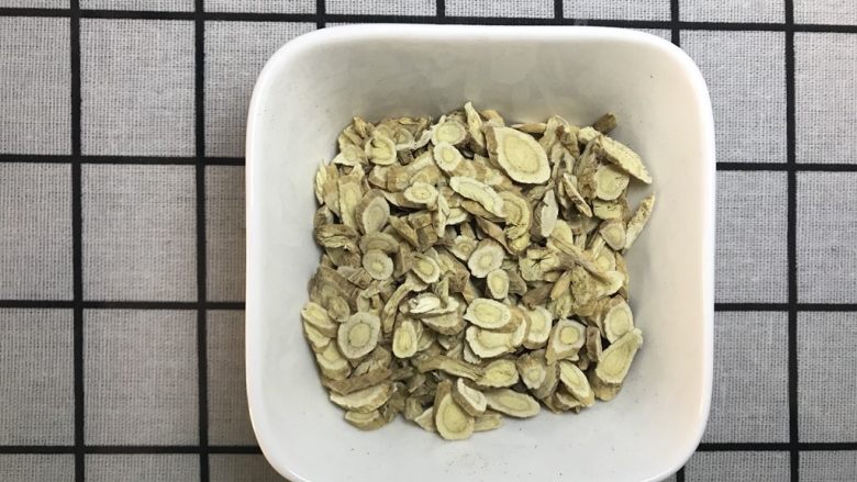 香料图解大公开,黄芪,又名绵芪。多年生草本,高50-100厘米。主根肥厚,木质,常分枝,灰白色。茎直立,上部多分枝,有细棱,被白色柔毛。多年生草本,高50-100厘米。产于内蒙古、山西、甘肃、黑龙江等地。黄芪的药用迄今已有2000多年的历史,其有增强机体免疫功能、保肝、利尿、抗衰老、抗应激、降压和较广泛的抗菌作用。但表实邪盛,气滞湿阻,食积停滞,痈疽初起或溃后热毒尚盛等实证,以及阴虚阳亢者,均须禁服。由于长期大量采挖,近几年来野生黄芪的数量急剧减少,有趋于绝灭的危险。为此确定该植物为渐危种,国家三级保护植物
别称:
棉芪,黄耆,独椹,蜀脂,百本,百药棉,黄参,血参,人衔等
花期:
6-8月
功效:
补气、止汗、利尿消肿、排脓
宜搭:
大枣人参防风当归
性味:
性微温,味甘,归肺、脾、肝、肾经
营养成分:
黄芪多糖黄芪皂苷
所属:
被子植物门双子叶植物纲蔷薇目豆科黄芪属
分布:
华北、东北、内蒙古和西北,主产于山西、黑龙江、辽宁、河北等省
果期:
7-9月
拉丁学名:
Astragalus membranaceus (Fisch.) Bunge.
生长环境:
林缘、灌丛或疏林下