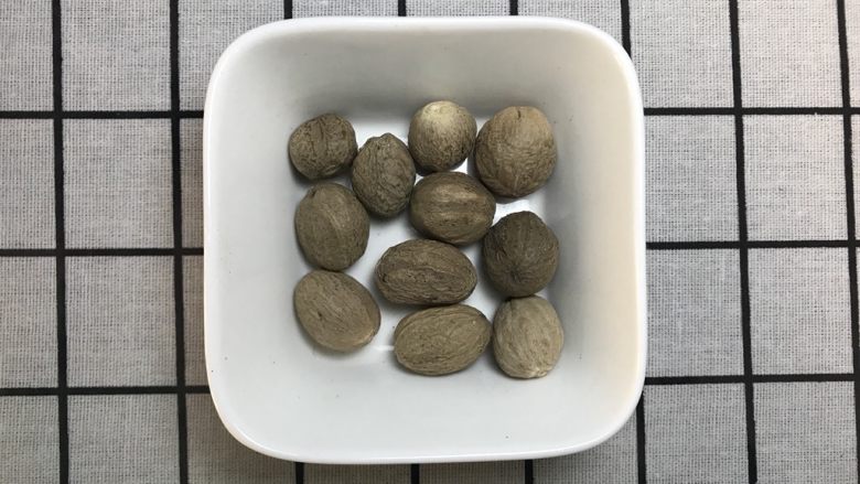 香料图解大公开,肉蔻,常绿乔木。叶互生,革质,长椭圆形,先端锐尖,全缘,叶面暗绿色。总状花序,腋生,花单性,异株,花冠黄白色。果实梨形,淡黄色或橙黄色,成熟时纵裂成两瓣,露出绯红色的假种皮,称为“豆蔻瓣”(Mace),内含种子1枚,称“肉豆蔻”。种皮红褐色,木质坚硬。花期2~3月
别称:
肉果、 玉果、 迦拘勒、 肉豆蔻、 顶头肉、 Nutmeg
所属:
被子植物门双子叶植物纲木兰目肉豆蔻科肉豆蔲属
分布:
原产印度尼西亚、马来西亚、西印度群岛及巴西。
拉丁学名:
Myristica fragransHoutt.