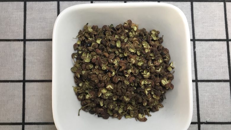 香料图解大公开,花椒(学名:Zanthoxylum bungeanum Maxim.)是芸香科、花椒属落叶小乔木,高可达7米;茎干上的刺,枝有短刺,当年生枝被短柔毛。叶轴常有甚狭窄的叶翼;小叶对生,卵形,椭圆形,稀披针形,叶缘有细裂齿,齿缝有油点。叶背被柔毛,叶背干有红褐色斑纹。花序顶生或生于侧枝之顶,花被片黄绿色,形状及大小大致相同;花柱斜向背弯。果紫红色,散生微凸起的油点,花期4-5月,果期8-9月或10月。分布北起东北南部,南至五岭北坡,东南至江苏、浙江沿海地带,西南至西藏东南部;台湾、海南及广东不产。见于平原至海拔较高的山地,在青海,海拔2500米的坡地也有栽种。耐旱,喜阳光,各地多栽种。花椒的木材为典型的淡黄色,露于空气中颜色稍变深黄,心边材区别不明显,木质部结构密致,均匀,纵切面有绢质光泽,大材有美术工艺价值。孤植又可作防护刺篱。其果皮可作为调味料,并可提取芳香油,又可入药,种子可食用,也可加工制作肥皂。花椒用作中药,有温中行气、逐寒、止痛、杀虫等功效。治胃腹冷痛、呕吐、泄泻、血吸虫、蛔虫等症。又作表皮麻醉剂。(概述图参考来源:中国自然标本馆)
别称:
檓、 大椒、 秦椒、 蜀椒
花期:
4~5月
功效:
增加食欲、抗菌、散寒
性味:
性温、味辛
营养成分:
硫胺素钙元素铁茵芋碱
所属:
被子植物门双子叶植物纲芸香目芸香科花椒属
分布:
山西、陕西、四川、山东、河北、河南等省
果期:
8-9月或10月
拉丁学名:
Zanthoxylum bungeanum Maxim.