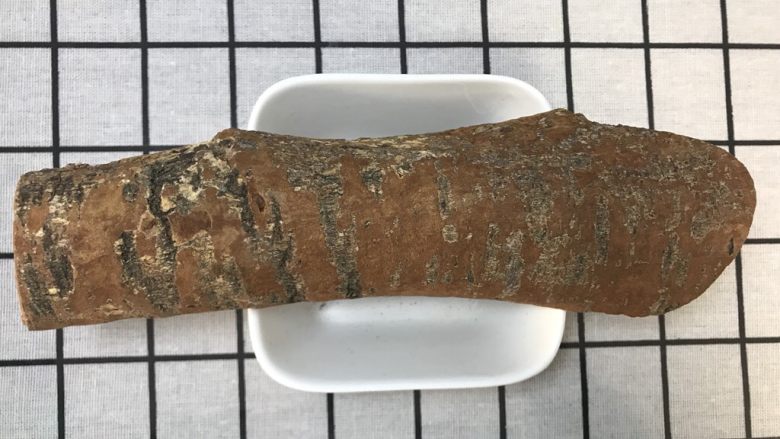 香料图解大公开,桂皮,学名:柴桂 ,又称:肉桂、官桂或香桂,为樟科、樟属植物天竺桂、阴香、细叶香桂、肉桂或川桂等树皮的通称。为常用中药,又为食品香料或烹饪调料。各品种在西方古代被用作香料。中餐里用它给炖肉调味,是五香粉的成份之一。是最早被人类使用的香料之一。此外还可提取桂皮油,为食品工业之重要香料,亦入药。桂皮,又称肉桂、官桂或香桂,是最早被人类使用的香料之一。
中文学名:桂皮
别名:Cinnamomum tamala (Bauch.-Ham.) Nees et Eberm
拉丁学名:Cinnamomum tamala (Bauch.-Ham.) Nees et Eberm