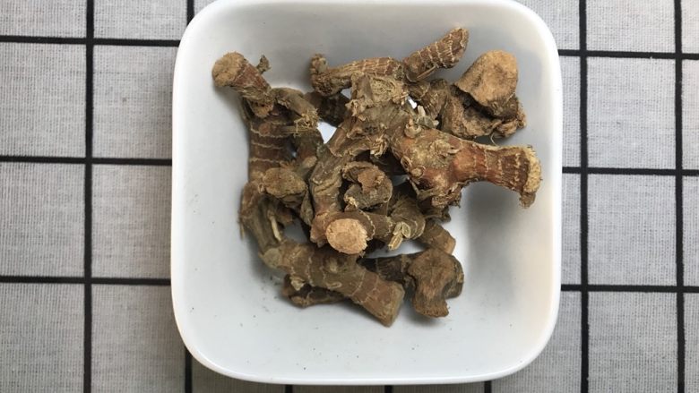香料图解大公开,良姜:别名小良姜、高良姜(中药材,本品为姜科植物Alpinia officinarum Hance)基原物料的生态:多年生草本。根茎圆柱形,其性温、味辛;具有芳香气,有节,节处有环形膜质鳞片,节上生根。主治:脘腹冷痛,胃寒呕吐,嗳气吞酸。分布于我国云南、广东、广西及台湾等地区
别称:
小良姜、 高良姜
功效:
养脾温胃、镇痛、治疗腹泻
性味:
性热、味辛
营养成分:
1,8-桉叶素桂皮酸甲酯丁香油酚
所属:
被子植物门单子叶植物纲芭蕉群姜科山姜属
国内分布:
广东,广西
适宜海拔:
100米
拉丁学名:
Alpinia officinarum Hance
生长环境:
荒坡灌丛中,疏林中,栽培