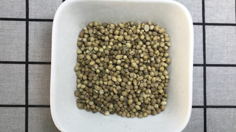 香料图解大公开,香菜籽也就是香菜的果实,一般当香菜长至开出白色小花后,过不久就会结出果实。
中文名
香菜籽
别名
芫荽籽、松须菜籽、胡荽籽
分类
香辛料
热量
130 千卡/百克
营养价值
健脾,可解食毒菌中毒