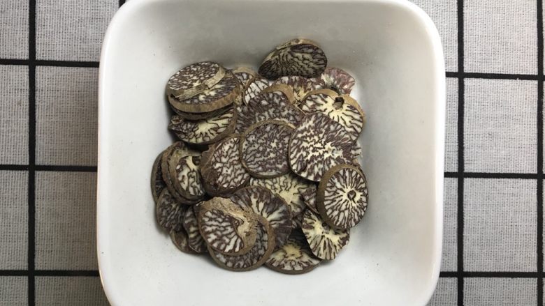 香料图解大公开,槟榔片,中药名。为棕榈科植物槟榔Areca catechu L.的干燥成熟种子。春末至秋初采收成熟果实,用水煮后,干燥,除去果皮,取出种子,干燥。
中文学名
槟榔
别称
榔玉、宾门、青仔
界
植物界
门
被子植物门
纲
单子叶植物纲
目
棕榈目
科
棕榈科
属
槟榔属
种
槟榔
分布区域
广东、云南、菲律宾、印度及印度尼西亚等地
采收时间
春末至秋初采收成熟果实
用量
3~10g,驱绦虫、姜片虫30~60g
毒性
无毒
贮藏
置通风干燥处,防蛀