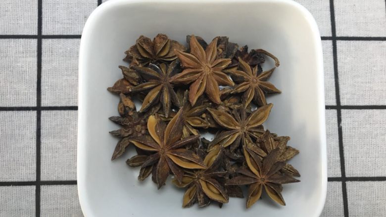 香料图解大公开,八角（学名：Illicium verum Hook.f.），是八角茴香科、八角属的一种植物。
乔木，树冠塔形，椭圆形或圆锥形；树皮深灰色；枝密集。叶不整齐互生，倒卵状椭圆形，倒披针形或椭圆形；正糙果3-5月开花，9-10月果熟，春糙果8-10月开花，翌年3-4月果熟；花粉红至深红色，单生叶腋或近顶生；果梗长20-56毫米，聚合果饱满平直，蓇葖多为8，呈八角形。
八角果为著名的调味香料，也供药用。果皮、种子、叶都含芳香油，是制造化妆品、甜香酒、啤酒和食品工业的重要原料。