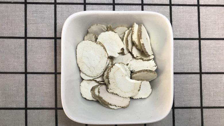 香料图解大公开,白芷,性味:性温,味辛,气芳香,微苦。根呈圆锥形,长10~20cm,直径2~2.5cm。表面灰棕色,有横向突起的皮孔,顶端有凹陷的茎痕。质硬,断面白色,粉性足,皮部密布棕色油点。
功能主治:祛风湿,活血排脓,生肌止痛。用于头痛、牙痛、鼻渊、肠风痔漏、赤白带下、痈疽疮疡、皮肤瘙痒。
白芷还有美容功效,挑选大而色纯白无霉迹的白芷,取其根部,碾为极细末,掺入到一小瓶普通护肤品中,充分搅拌和匀,坚持使用,有一定的增白效果。
中文名
白芷的功效与作用
性味
性温,味辛,气芳香,微苦
长度
10~20cm
直径
2~2.5cm