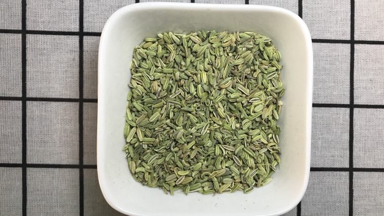 香料图解大公开,小茴香，中药名。为伞形科植物茴香Foeniculum vuLgare Mill.的干燥成熟果实。秋季果实初熟时采割植株，晒干，打下果实，除去杂质。
中文学名
小茴香
别称
谷茴香、谷茴、蘹香
界
植物界
门
被子植物门
纲
双子叶植物纲