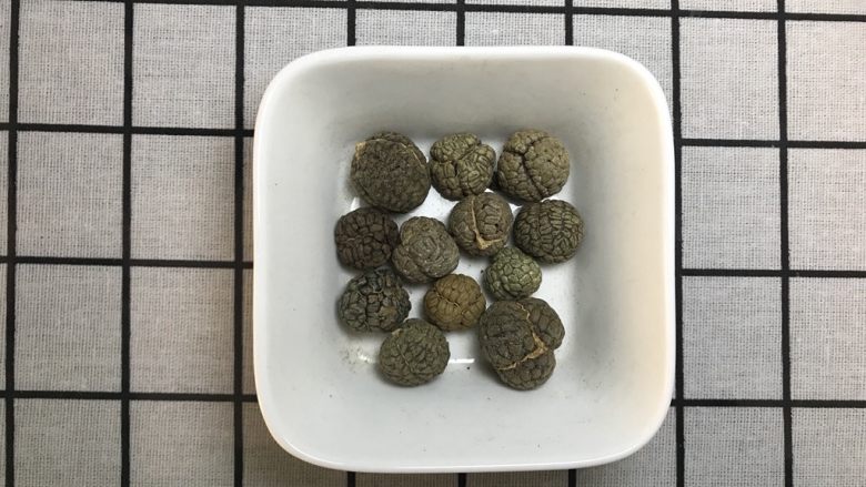 香料图解大公开,草蔻(学名:草豆蔻,拉丁学名:Alpinia katsumadai Hayata)为姜科山姜属植物。株高达3米。叶片线状披针形,长50-65厘米,宽6-9厘米,顶端渐尖,并有一短尖头,基部渐狭,两边不对称,边缘被毛,两面均无毛或稀可于叶背被极疏的粗毛。
果球形,直径约3厘米,熟时金黄色。花期:4-6月;果期:5-8月。
中文学名
草豆蔻
拉丁学名
Alpinia katsumadai Hayata
别称
草蔻
二名法
Alpinia katsumadai
界
植物界
门
被子植物门 Angiospermae
纲
单子叶植物纲 Monocotyledoneae
目
芭蕉目 Scitamineae
科
姜科 Zingiberaceae
亚科
姜亚科 Zingiberoideae
族
姜族 ZINGIBEREAE
属
山姜属 Alpinia
亚属
艳山姜亚属 subgen. Catimbium
种
草豆蔻
分布区域
广东、广西