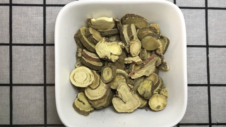 香料图解大公开,甘草,(学名:Glycyrrhiza uralensis Fisch)别名:国老、甜草、乌拉尔甘草、甜根子。豆科、甘草属多年生草本,根与根状茎粗壮,是一种补益中草药。对人体很好的一种药,药用部位是根及根茎,药材性状根呈圆柱形,长25~100厘米,直径0.6~3.5厘米。外皮松紧不一,表面红棕色或灰棕色。根茎呈圆柱形,表面有芽痕,断面中部有髓。气微,味甜而特殊。功能主治清热解毒、祛痰止咳、脘腹等。喜阴暗潮湿,日照长气温低的干燥气候。甘草多生长在干旱、半干旱的荒漠草原、沙漠边缘和黄土丘陵地带。根和根状茎供药用
别称:
甜草根、 红甘草、 粉甘草、 乌拉尔甘草
花期:
6~8月
功效:
清热解毒、祛痰止咳、防治肿瘤
宜搭:
山楂花生人参
性味:
性平、味甘
营养成分:
甘草酸甘草甙异黄酮甘草次酸
所属:
被子植物门双子叶植物纲蔷薇目豆科甘草属
国内分布:
东北,华北,西北,山东
国外分布:
蒙古,俄罗斯
果期:
7~9月
拉丁学名:
Glycyrrhiza uralensis Fisch.
生长环境:
干旱沙地、河岸砂质地、山坡草地及盐渍化土壤中