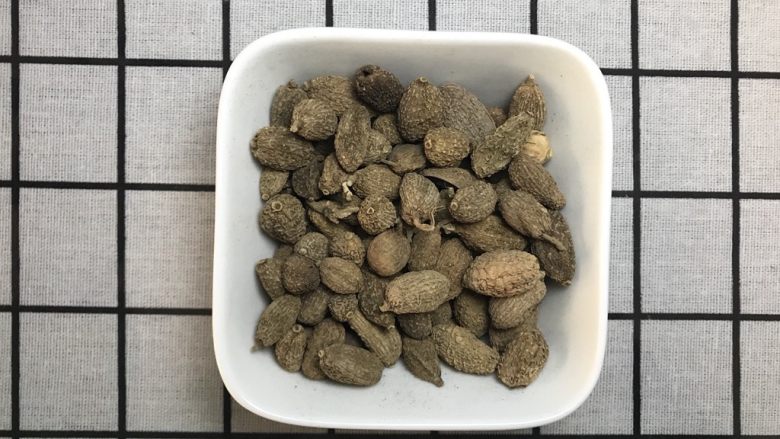 香料图解大公开,砂仁(学名:Amomum villosum Lour.)是姜科,豆蔻属多年生草本植物。株高可达3米,茎散生;根茎匍匐地面,中部叶片长披针形,上部叶片线形,顶端尾尖,两面光滑无毛,叶舌半圆形,穗状花序椭圆形,总花梗被褐色短绒毛;鳞片膜质,椭圆形,苞片披针形,膜质;小苞片管状,花萼顶端具三浅齿,白色,裂片倒卵状长圆形,唇瓣圆匙形,白色,子房被白色柔毛。蒴果椭圆形,成熟时紫红色,干后褐色,种子多角形,有浓郁的香气,味苦凉。5-6月开花;8-9月结果。
分布于中国福建、广东、广西和云南;栽培或野生于山地荫湿之处。
果实供药用,以广东阳春的品质最佳,主治脾胃气滞,宿食不消,腹痛痞胀,噎膈呕吐,寒泻冷痢。砂仁观赏价值较高,初夏可赏花,盛夏可观果。