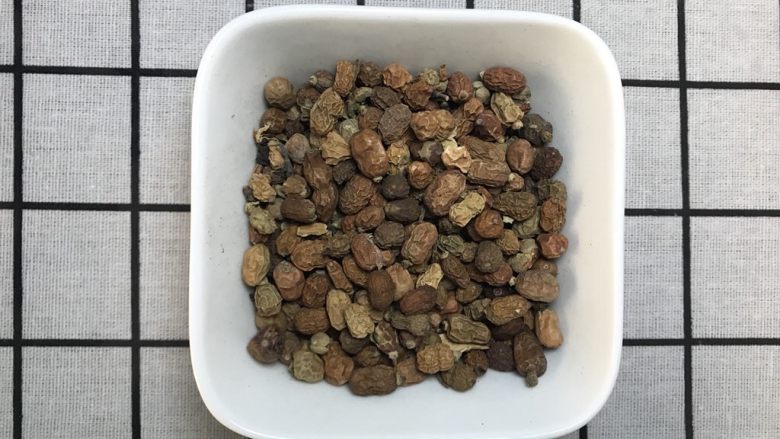 香料图解大公开,红豆蔻,中药名。为姜科植物大高良姜Alpiniagalanga Willd.的干燥成熟果实。秋季果实变红时采收,除去杂质,阴干。
中文学名
红豆蔻
别称
大良姜、山姜
界
植物界
门
被子植物门
纲
双子叶植物纲
目
姜目
科
姜科
属
山姜属
种
大高良姜
分布区域
广西、广东、台湾、云南等地
采收时间
秋季果实变红时采收
用量
3~6g
贮藏
置阴凉干燥处