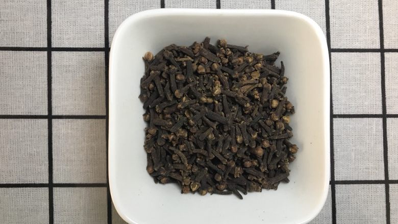 香料图解大公开,丁香,中药名。为桃金娘科植物丁香Eugenia caryophμllataThunb.的干燥花蕾。当花蕾由绿色转红时采摘,晒干。
中文学名
丁香
别称
公丁香 、丁子香
界
植物界
门
被子植物门
纲
双子叶植物纲