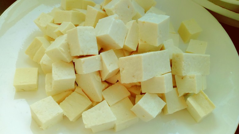 麻婆豆腐(简易版),准备一块<a style='color:red;display:inline-block;' href='/shicai/ 465'>豆腐</a>切块