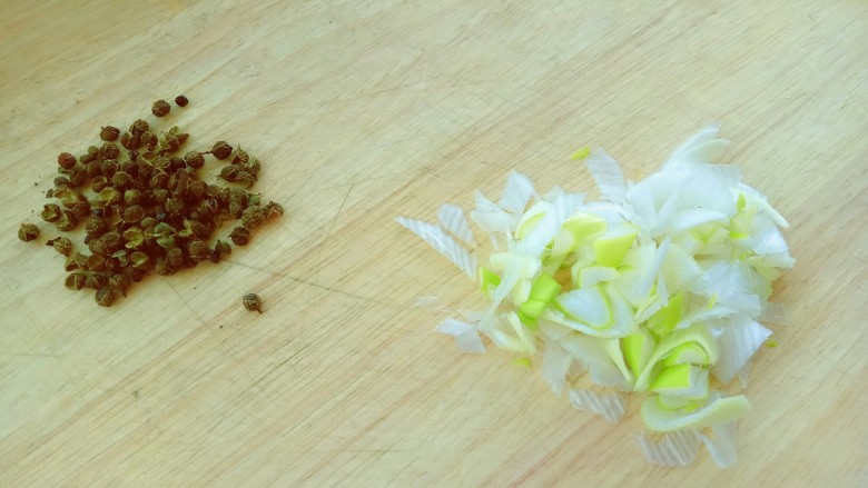 麻婆豆腐(简易版),准备青麻椒和葱花