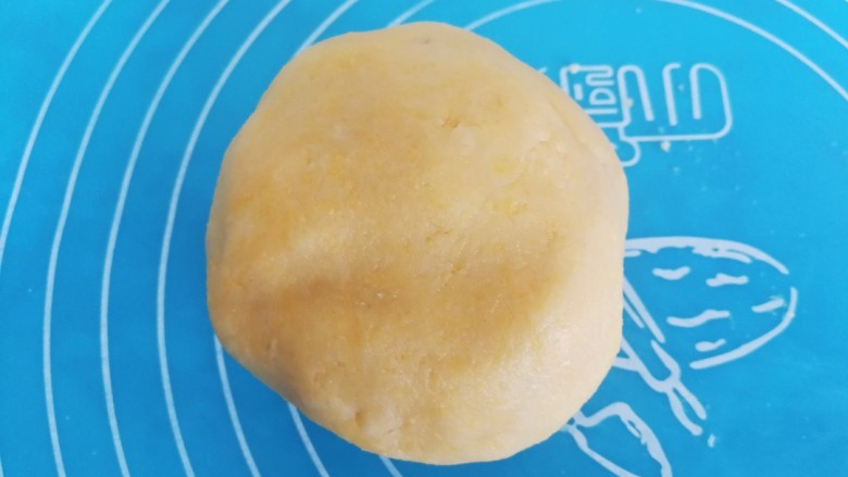 迷你豆沙酥,用刮刀翻拌至无干粉状态,盖上保鲜膜醒发十分钟左右