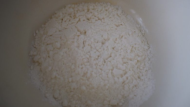 葵花籽苏打饼干,将面粉放入盆中。