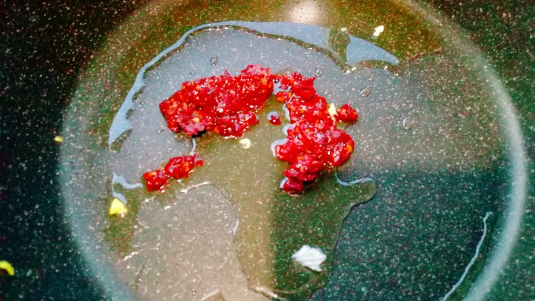 麻婆豆腐(简易版),锅中放油,小火炒郫县豆瓣酱