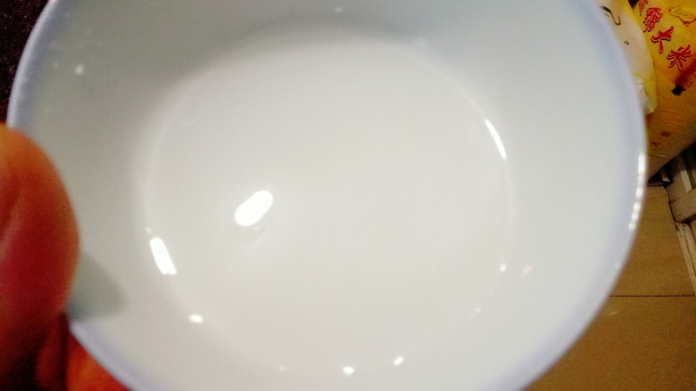麻婆豆腐(简易版),加适量的水调成水淀粉。