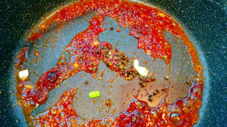 麻婆豆腐(简易版),放入青麻椒炒出香味