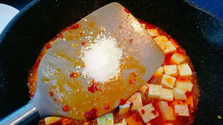 麻婆豆腐(简易版),汤汁快收干时放入盐和<a style='color:red;display:inline-block;' href='/shicai/ 756'>鸡精</a>