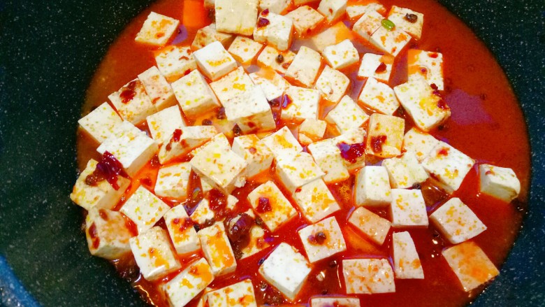 麻婆豆腐(简易版),加适量的水,中大火炖
