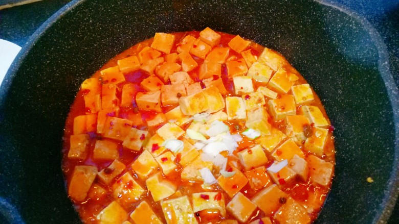 麻婆豆腐(简易版),撒入葱花