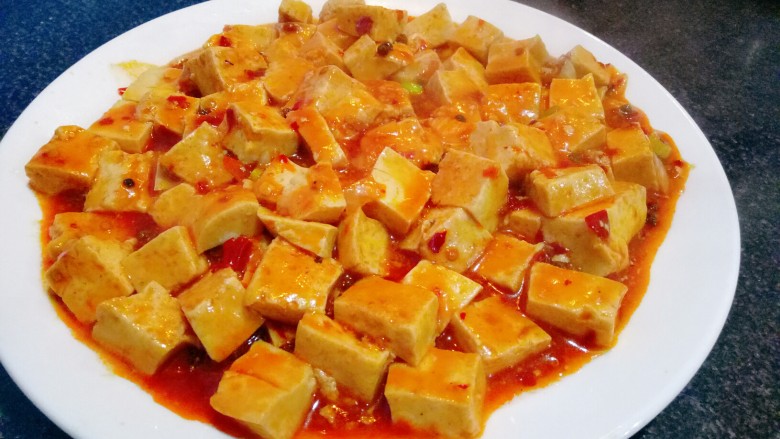 麻婆豆腐(简易版),装盘开吃吧😍米饭一定要多焖一些😂可别说我没告诉你们哟😄