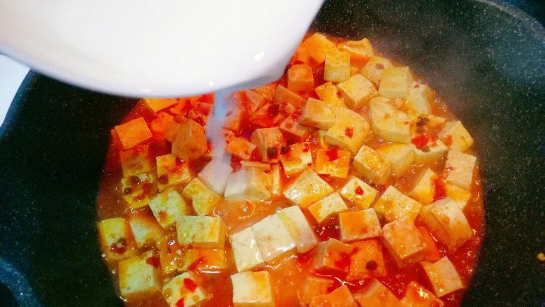 麻婆豆腐(简易版),倒入水淀粉