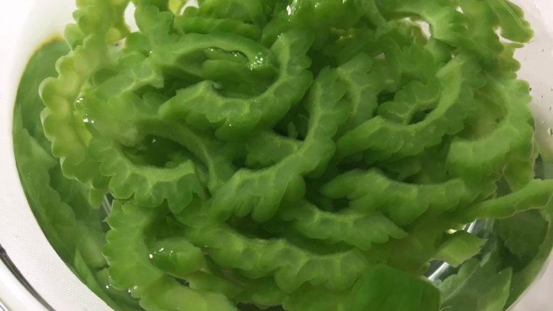 凉拌苦瓜,立刻放入冰水中,这样口感更好
