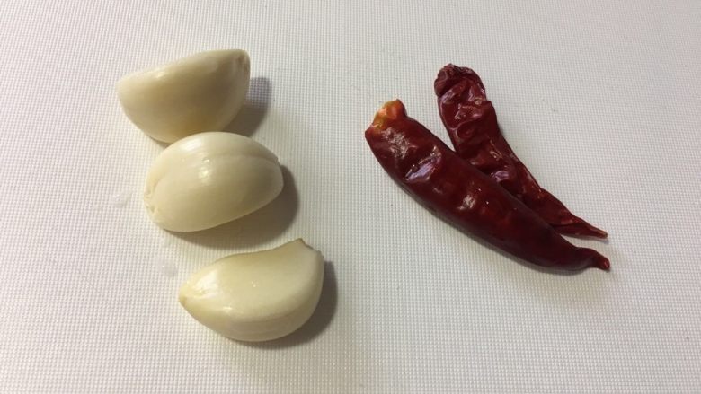 凉拌苦瓜,剥好大蒜头,准备两个辣椒