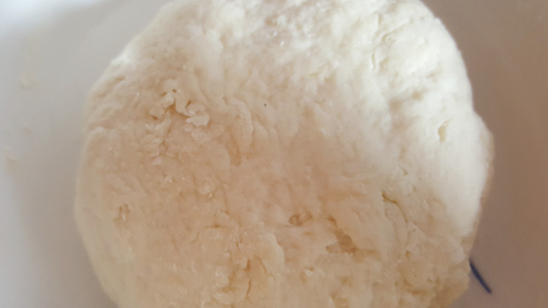 ~简易鸡蛋饼,用手揉成光滑的团,醒面半小时。