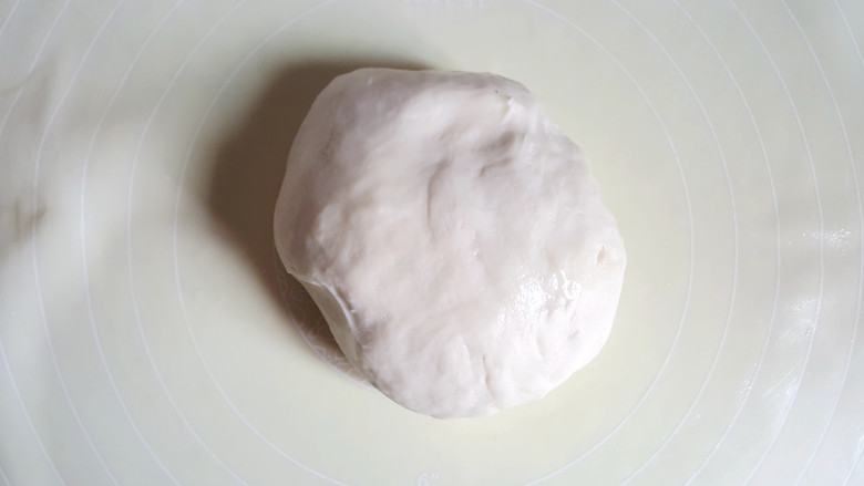 ~简易鸡蛋饼,把面团取出,揉一揉。
