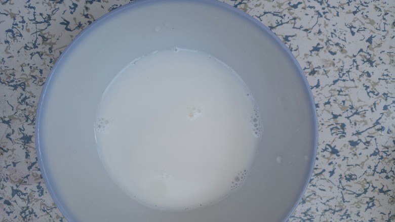 牛奶蒸蛋,牛奶和鸡蛋的量一比一就可以,大约50g