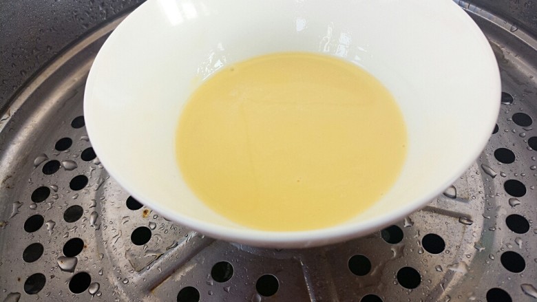 牛奶蒸蛋,然后锅里烧水,把牛奶蛋液放笼屉上蒸