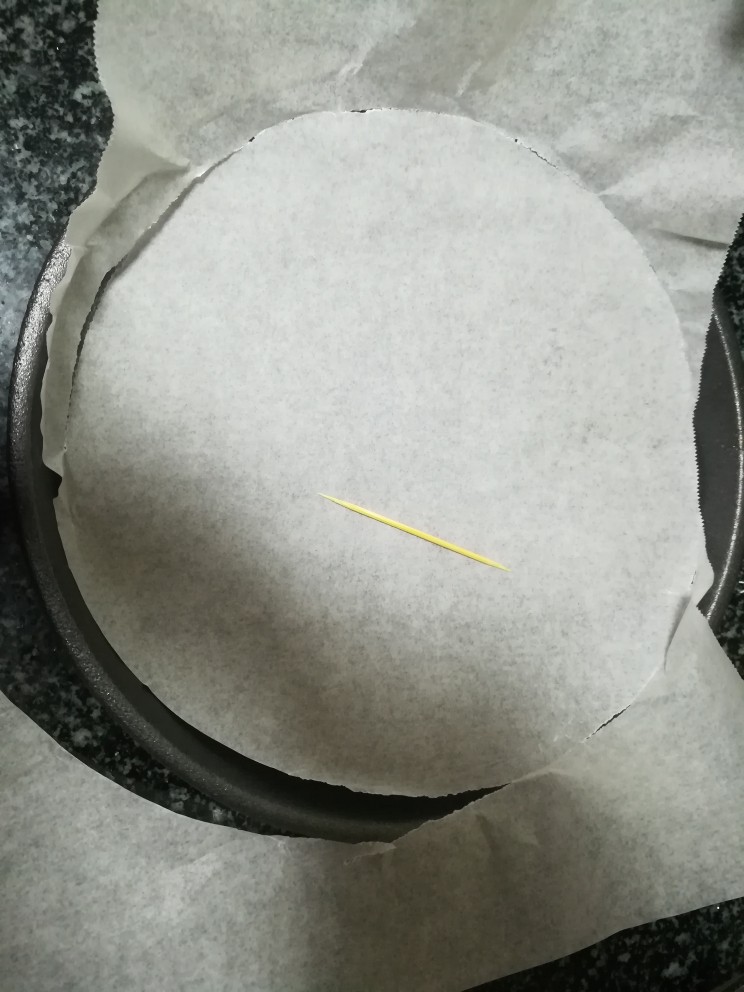#吃唐诗品宋词#门泊东吴万里船,首先找一个合适的盘子,为了突出古诗的意境,我特地用厨房纸遮盖住,这样我们可以比较随意地发挥。
用牙签画一圈,就可以很好地剪下我们想要的形状。