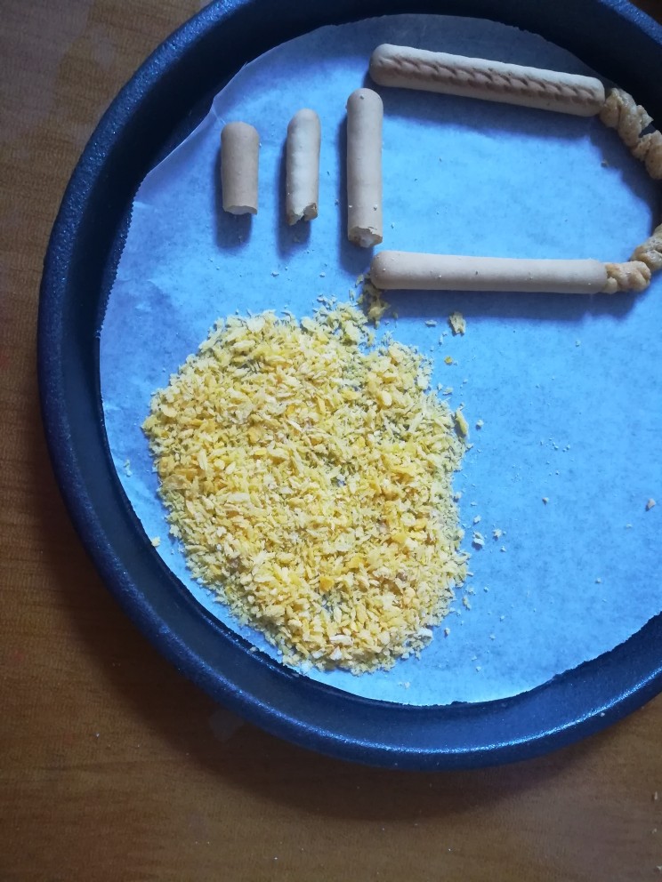 #吃唐诗品宋词#门泊东吴万里船,用面包糠做成沙滩的样子,咱们的沙滩是金黄色的,是黄金海岸哦,很浪漫,是不是?