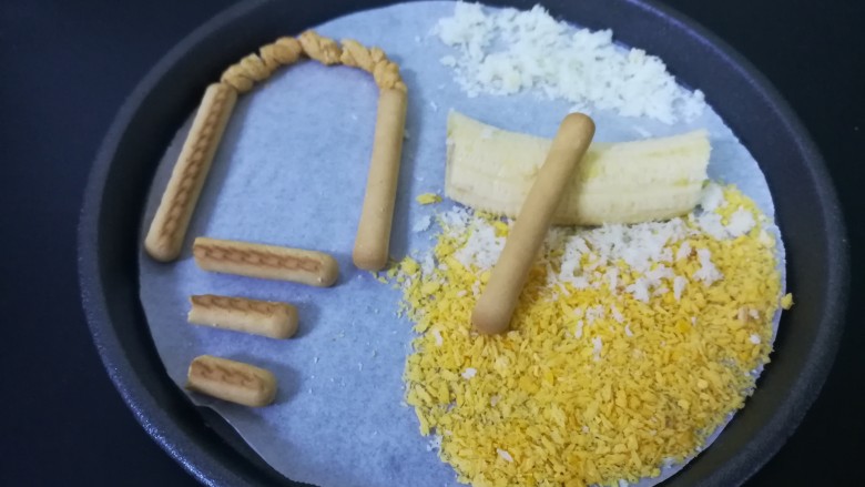 #吃唐诗品宋词#门泊东吴万里船,在香蕉上面斜放一根手指饼干,代表船桨哦