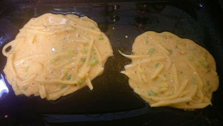 土豆丝鸡蛋饼,锅中倒入油,油温热后,舀一勺面糊放入锅中