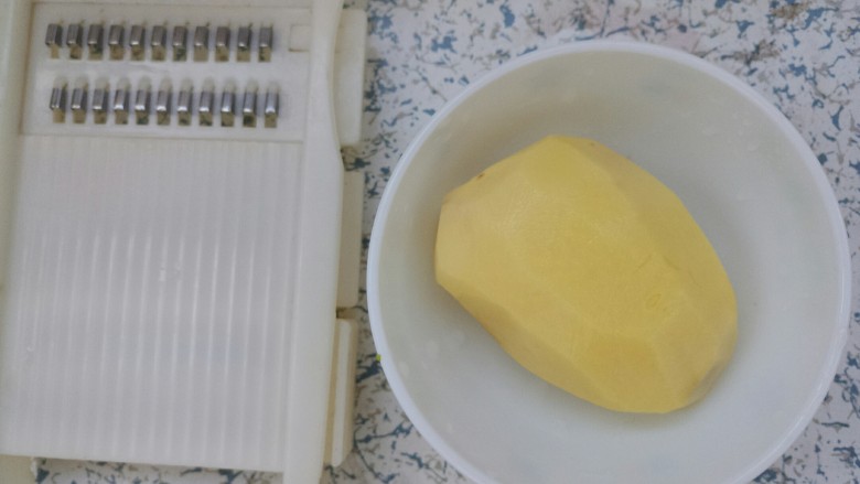 土豆丝炒豆角丝,用这个神器,插板来插土豆丝