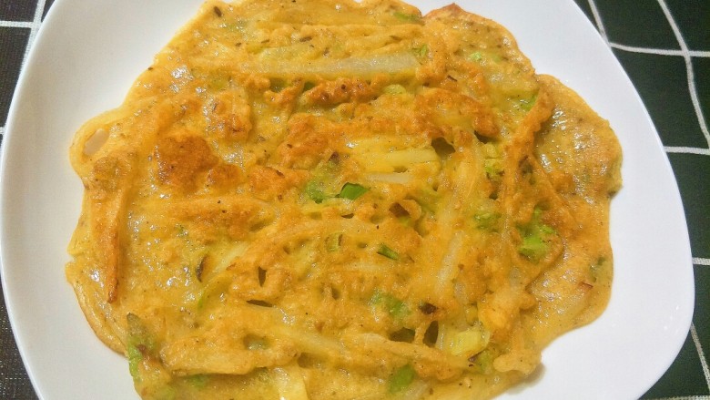 土豆丝鸡蛋饼,好了,煎好了,开吃吧!味道好级了,简单易学,尤其是放了孜然芝麻味道更好哟