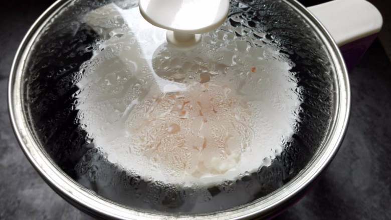 磷虾肉豌豆泥#宝宝辅食#,磷虾肉放入锅中蒸2分钟,时间千万不要长,否则虾肉会老