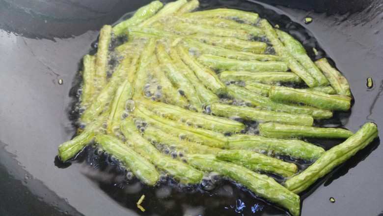 凉拌豆角,如图,炸个5,6分钟吧,豆角都变得皱巴巴的了就可以了
