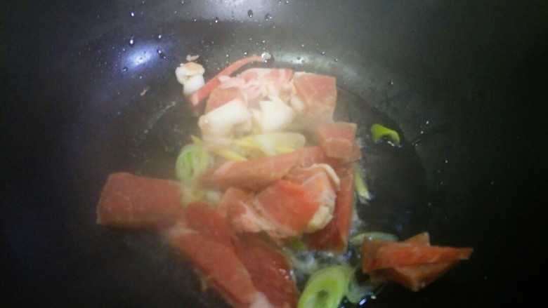 蒜苔炒肉,放入肉片,炒制变色